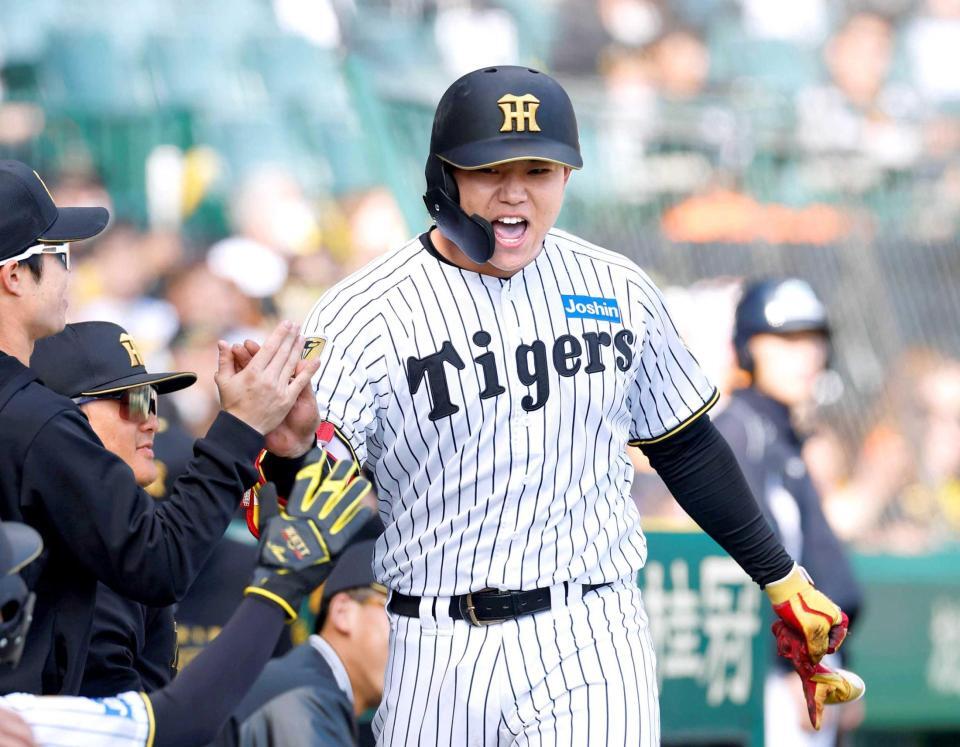 　８回、ソロを放ちタッチを交わす嶋村（撮影・西田忠信）