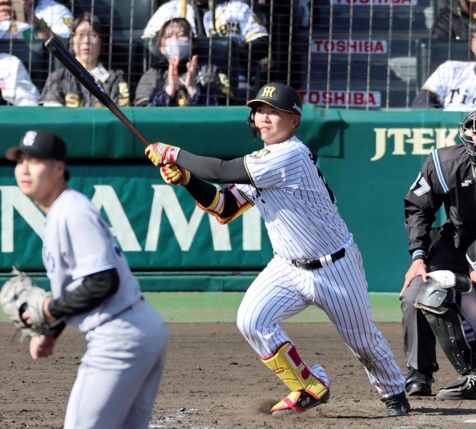 　８回、右越えにソロを放つ嶋村（投手・田和）＝撮影・山口登