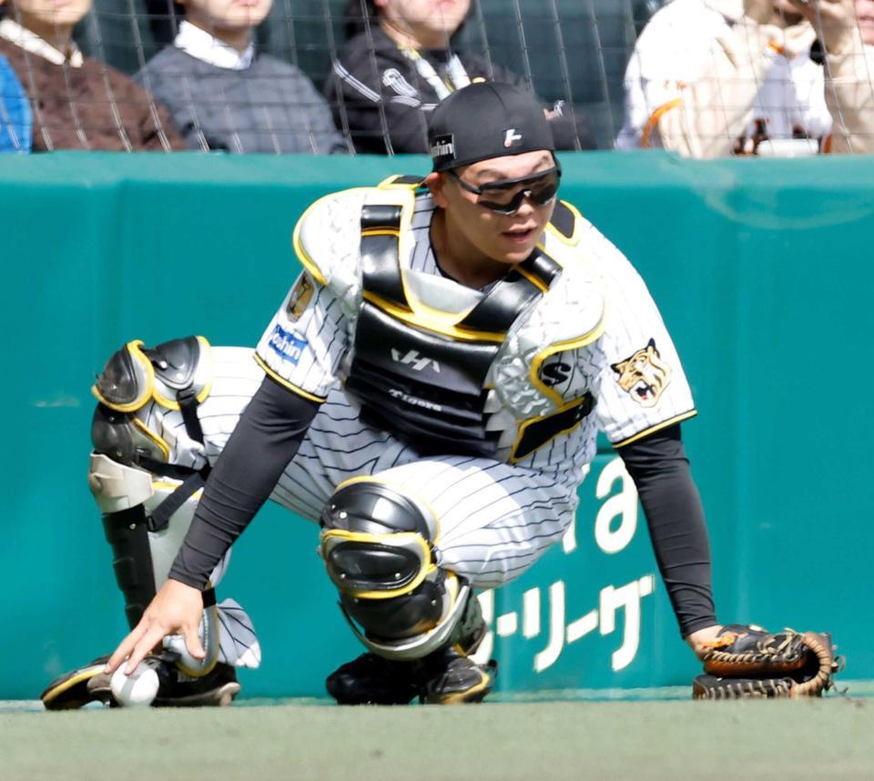 　３回、伊原の投球を後逸した嶋村（撮影・西田忠信）