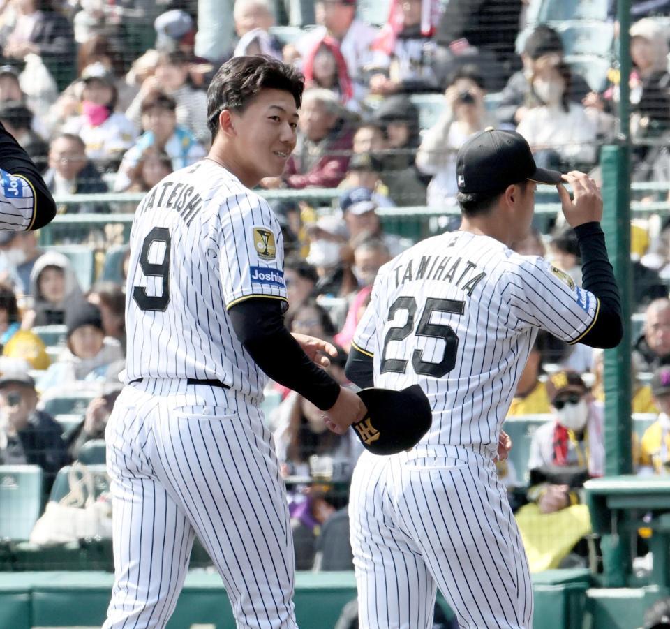 新入団選手の紹介を終え、ベンチへ戻る立石（撮影・田中太一）