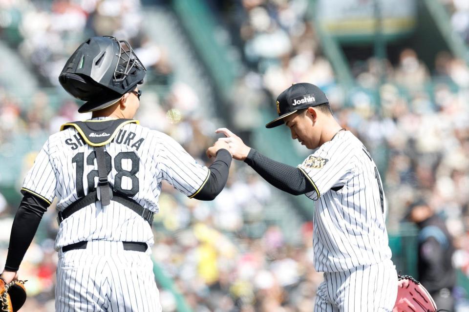 初回を無失点で切り抜け、嶋村（左）とタッチを交わす伊原（撮影・西田忠信）