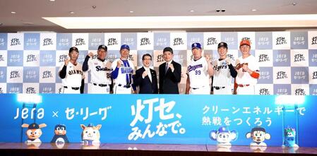 　ポーズを決める（左から）巨人・阿部監督、ヤクルト・池山監督、ＤｅＮＡ・相川監督、ＪＥＲＡ・奥田社長、セントラルリーグ・三原理事長、中日・井上監督、阪神・藤川監督、広島・新井監督（撮影・佐々木彰尚）