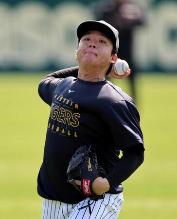 　キャッチボールする村上＝甲子園