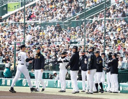 初回を投げ終えベンチに戻るルーカス（左）＝撮影・西田忠信