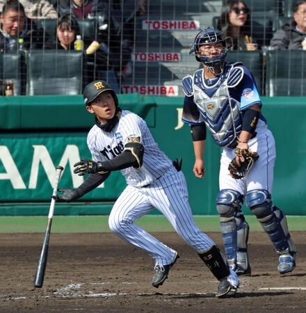 ４回、左翼スタンドへ先制ソロを放つ中川（撮影・立川洋一郎）