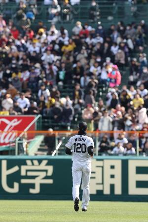 ６回から右翼の守備に就く西純（撮影・西田忠信）