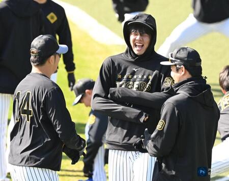 練習前、爆笑する才木（撮影・高部洋祐）