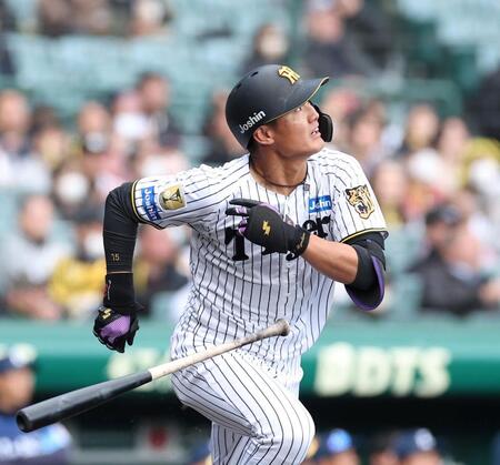 ８回、勝ち越し打を放つ西純（撮影・西田忠信）