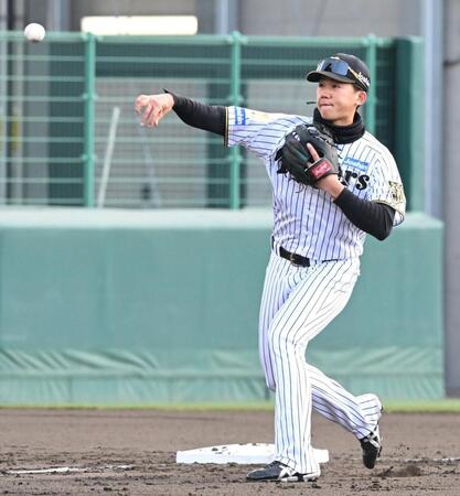 試合前シートノックでサードに入る立石（撮影・高部洋祐）