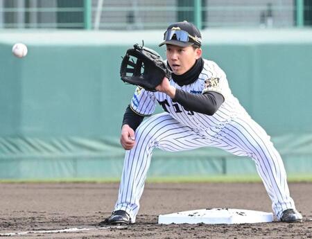 試合前のシートノックで三塁に入る立石（撮影・高部洋祐）