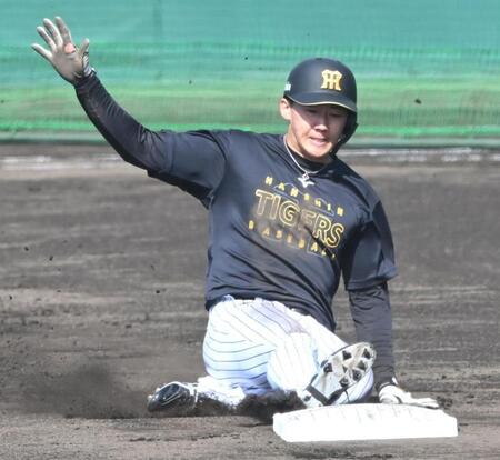 二塁にスライディングする立石（撮影・高部洋祐）