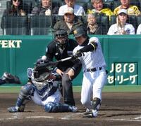 ４回、左翼スタンドへ先制ソロを放つ中川（撮影・立川洋一郎）