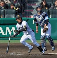 ４回、左翼スタンドへ先制ソロを放つ中川（撮影・立川洋一郎）