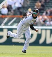 右翼でシートノックを受ける西純（撮影・西田忠信）