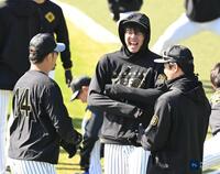 練習前、爆笑する才木（撮影・高部洋祐）