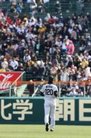 ６回から右翼の守備に就く西純（撮影・西田忠信）