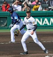 ３回、渡部聖を併殺打に打ち取るルーカス（撮影・立川洋一郎）