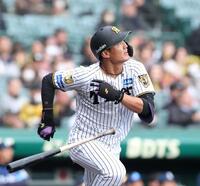 ８回、勝ち越し打を放つ西純（撮影・西田忠信）