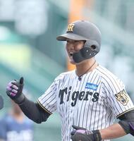 ８回、勝ち越し打を放ち笑顔を見せる西純（撮影・西田忠信）