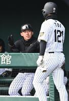 ９回、藤田の三ゴロの間に生還した戸井（右）を迎える立石（撮影・高部洋祐）