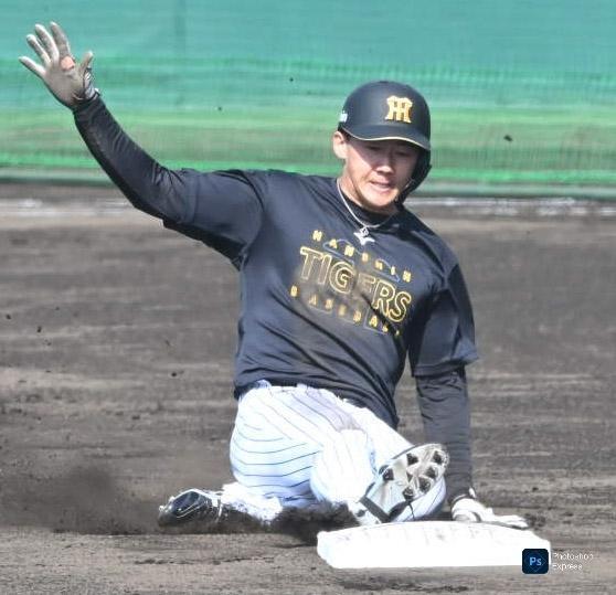 二塁にスライディングする立石＝ＳＧＬ（撮影・高部洋祐）