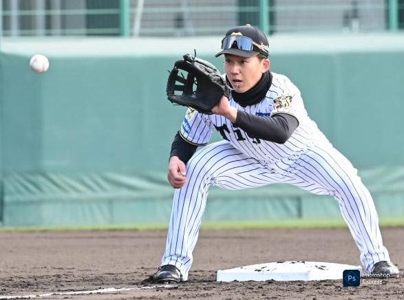 試合前、三塁でシートノックを受ける立石（撮影・高部洋祐）