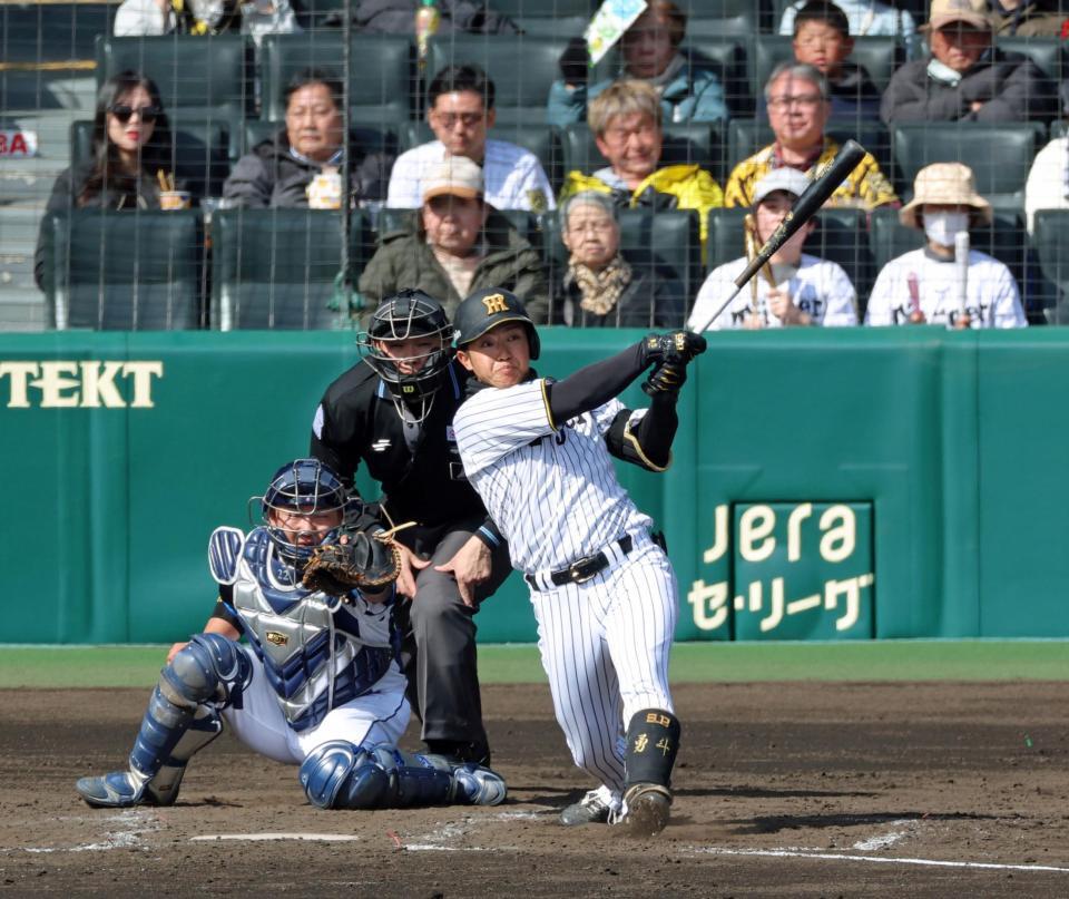 ４回、左翼スタンドへ先制ソロを放つ中川（撮影・立川洋一郎）