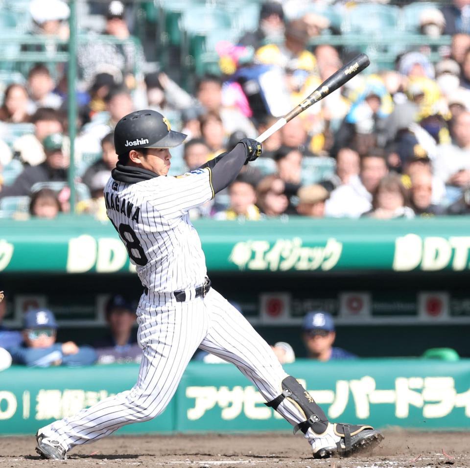 ４回、先制ソロを放つ中川（撮影・西田忠信）