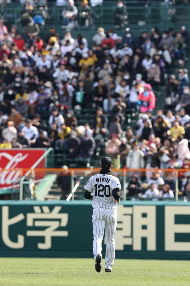 ６回から右翼の守備に就く西純（撮影・西田忠信）