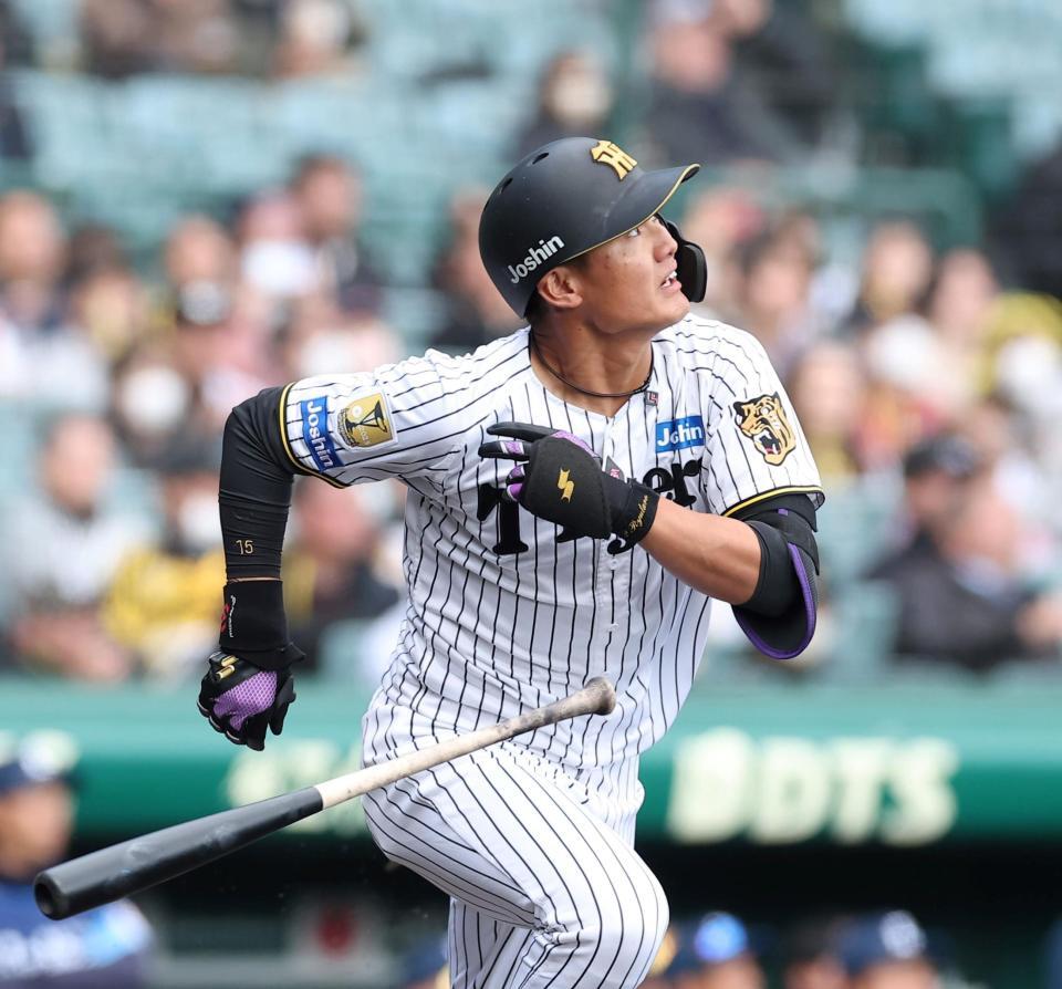 ８回、勝ち越し打を放つ西純（撮影・西田忠信）