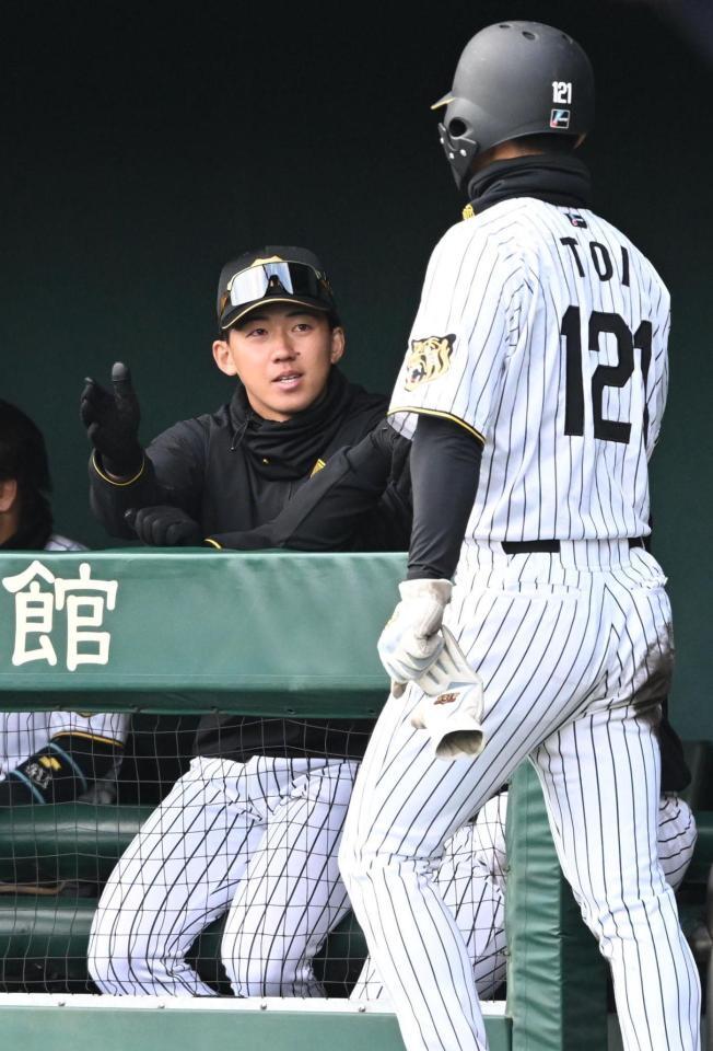 ９回、藤田の三ゴロの間に生還した戸井（右）を迎える立石（撮影・高部洋祐）