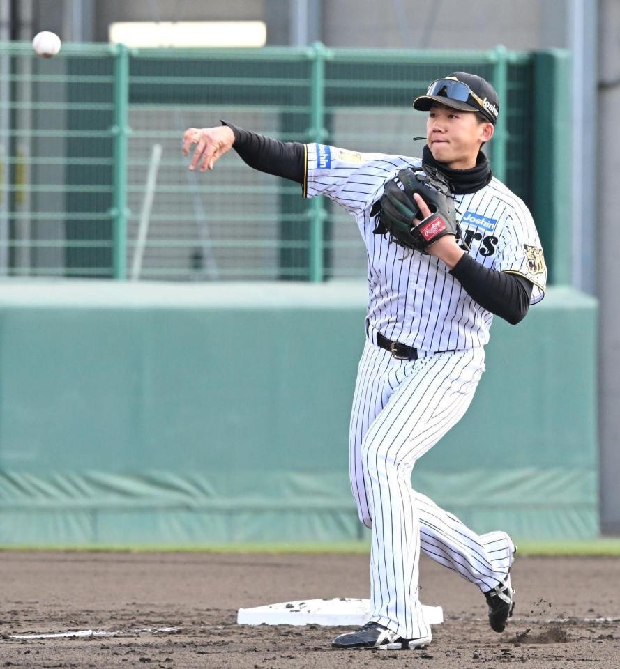 試合前シートノックでサードに入る立石（撮影・高部洋祐）