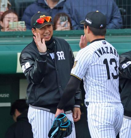 ９回を締めくくった岩崎（右）とタッチを交わす藤川監督（撮影・立川洋一郎）