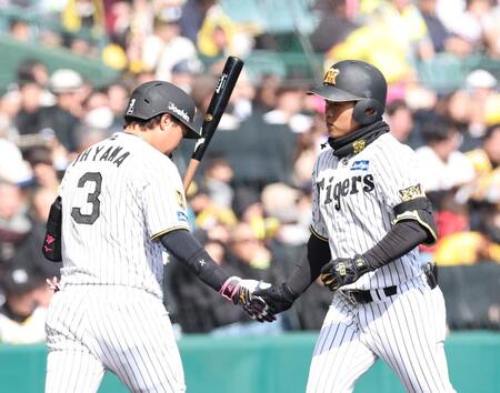 ４回、先制ソロを放ち大山（左）とタッチを交わす中川（撮影・西田忠信）