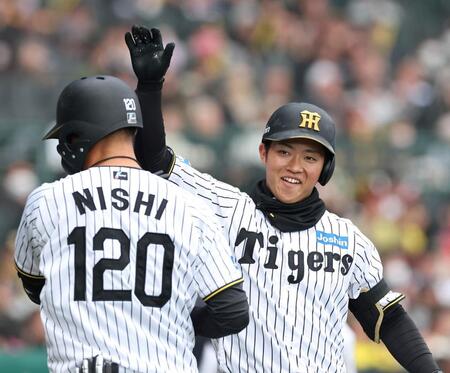 ８回、勝ち越し打を放った西純（左）を笑顔で迎える中川（撮影・西田忠信）