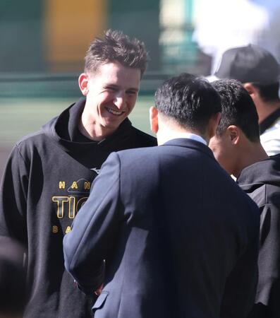 原口氏（手前）と談笑するディベイニー（撮影・西田忠信）