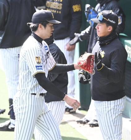 １回を投げ終え、立石（右）とタッチを交わす才木（撮影・高部洋祐）