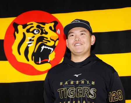 支配下登録され、笑顔を見せる嶋村（撮影・西田忠信）