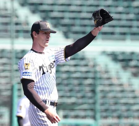 飛球を好捕した中野をたたえるラグズデール（撮影・西田忠信）