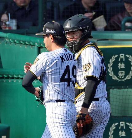 ７回表を無失点に抑えた工藤（左）と言葉を交わしてベンチへ引き揚げる嶋村（撮影・立川洋一郎）