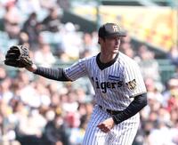 ２回、ネビンの打球で駆け出すルーカス（撮影・西田忠信）