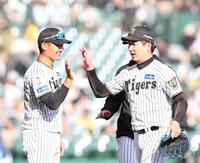 勝利後、岩崎（右）と笑顔でハイタッチする西純（撮影・西田忠信）