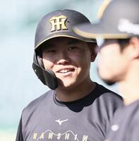 打撃練習を待つ嶋村（撮影・田中太一）