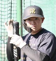 バットの音を確かめる嶋村