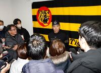 支配下登録され、取材に応じる嶋村（撮影・西田忠信）