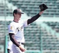 飛球を好捕した中野をたたえるラグズデール（撮影・西田忠信）