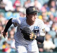 山村の打球で駆け出す津田（撮影・西田忠信）