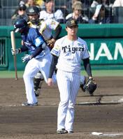 西武・渡部を遊ゴロに打ち取る津田（撮影・立川洋一郎）