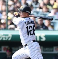 左飛に倒れる嶋村（撮影・田中太一）