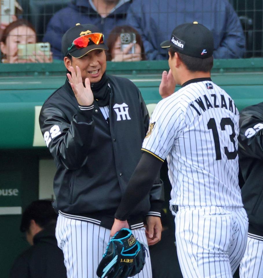 ９回を締めくくった岩崎（右）とタッチを交わす藤川監督（撮影・立川洋一郎）